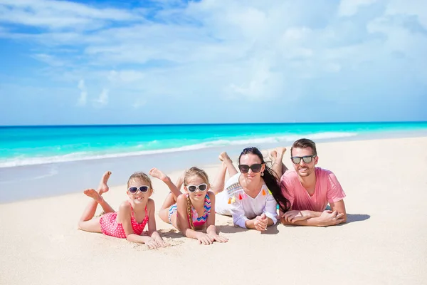 Счастливая красивая семья на пляже — стоковое фото