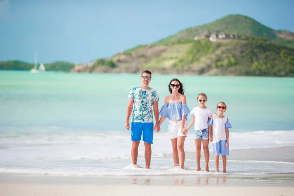 Felice bella famiglia sulla spiaggia — Foto Stock