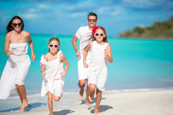 Feliz hermosa familia en la playa —  Fotos de Stock