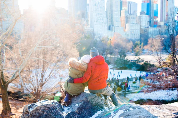 Heureux couple profiter de la vue sur la célèbre patinoire de Central Park à New York — Photo