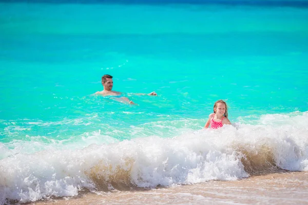 Malé dívky plavání v moři během letních prázdnin — Stock fotografie