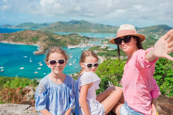Madre e figli si fanno selfie con vista su English Harbor da Shirley Heights, Antigua, baia paradisiaca sull'isola tropicale nel Mar dei Caraibi — Foto Stock
