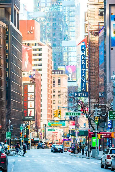 NUEVA YORK CITY - 01 ENE Hermosa calle de Nueva York y América, 01 de enero de 2018 en Manhattan, Nueva York . —  Fotos de Stock