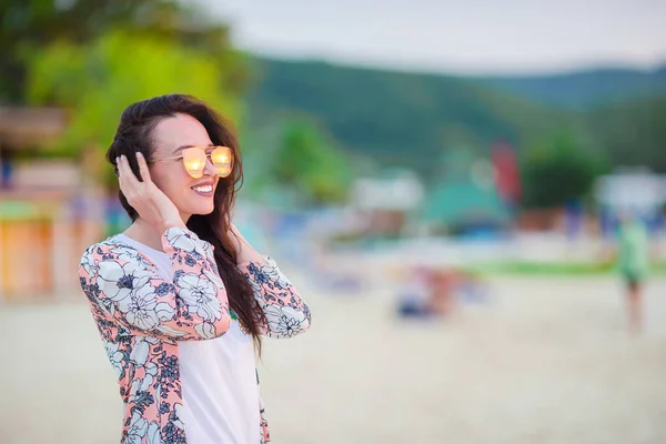 Junge schöne Frau am weißen tropischen Sandstrand. Kaukasische Mädchen im Sonnenuntergang — Stockfoto