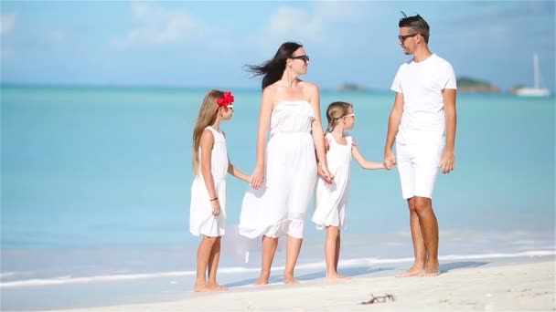 Jeune famille en vacances — Video