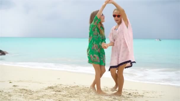 Lite glada barn har en massa kul på tropical beach spelar tillsammans — Stockvideo