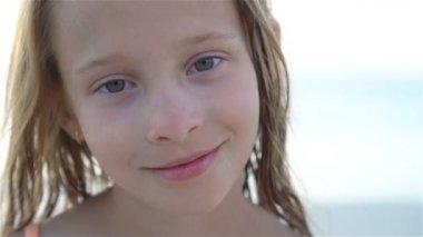 Kameraya bakarak ve öpüşme mutlu çocuk arka plan güzel gökyüzü ve deniz. Ağır çekim