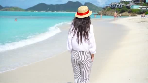 I bambini piccoli felici si divertono molto alla spiaggia tropicale giocando insieme — Video Stock