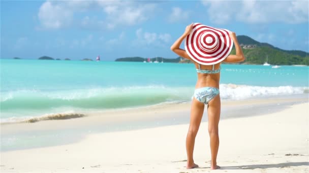Счастливая маленькая девочка на пляже — стоковое видео