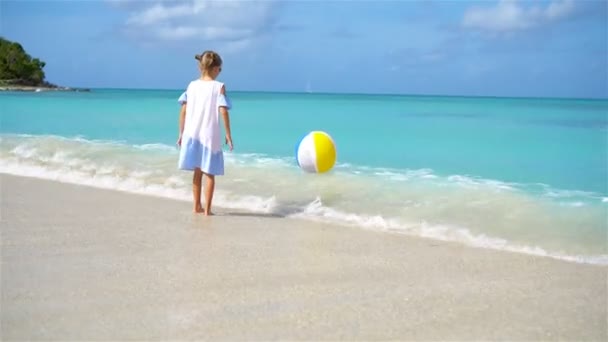 Linda niña jugando con la pelota en la playa, los niños deporte de verano al aire libre — Vídeos de Stock