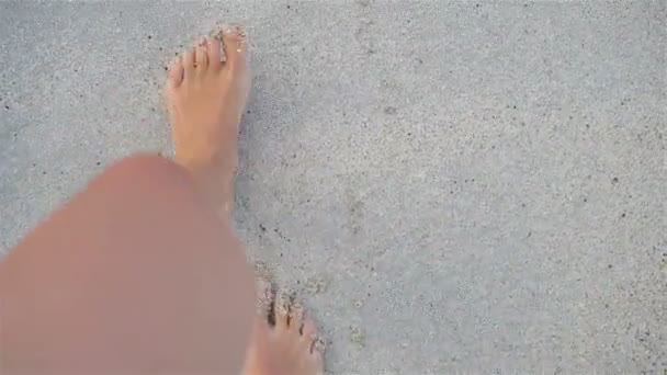 Cerca de pies femeninos caminando descalzos en la playa blanca — Vídeo de stock