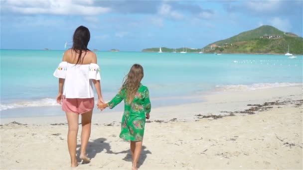 Hermosa madre e hija en la playa del Caribe. Familia en vacaciones en la playa. MOCIÓN LENTA — Vídeo de stock
