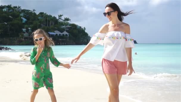Krásná matka a dcera na karibské pláži. Rodina na dovolené na pláži — Stock video