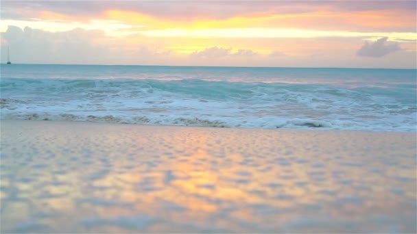 Καταπληκτικό όμορφο ηλιοβασίλεμα σε μια εξωτική παραλία της Καραϊβικής — Αρχείο Βίντεο