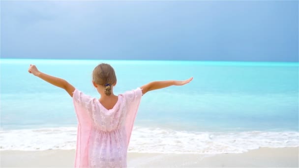 Чарівна маленька дівчинка на пляжі на карибських канікулах. СЛЮТ Мочіон — стокове відео