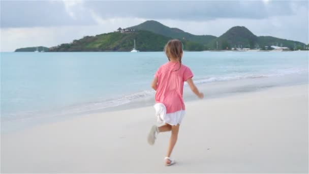 Entzückendes kleines Mädchen am Strand, das sich auf der Karibik-Insel vergnügt. Langsame Motorisierung — Stockvideo