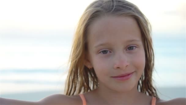 Bedårande liten flicka att göra selfie på tropical vit beach. Slow Motion — Stockvideo