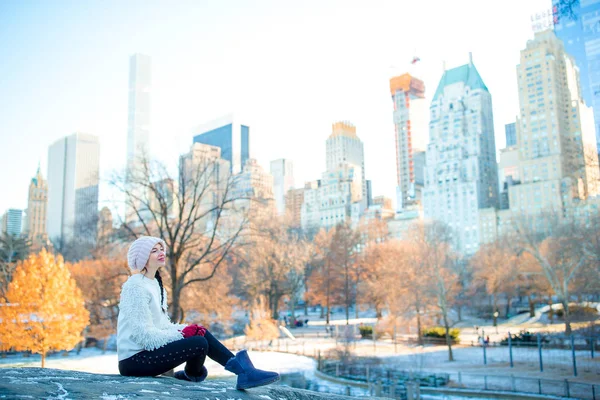 Vacker kvinna njuta av utsikten över ishallen i Central Park och skyskraporna på Manhattan i New York City — Stockfoto