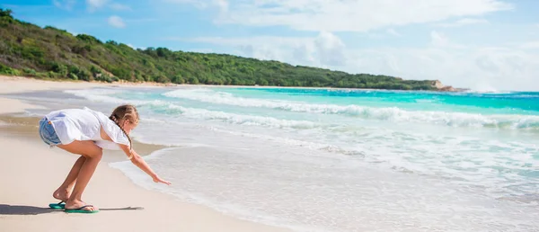 Sevimli küçük kız beyaz tropial Beach — Stok fotoğraf
