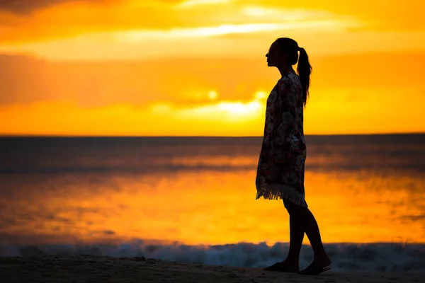 Krásná žena na bílé pláži při západu slunce. — Stock fotografie