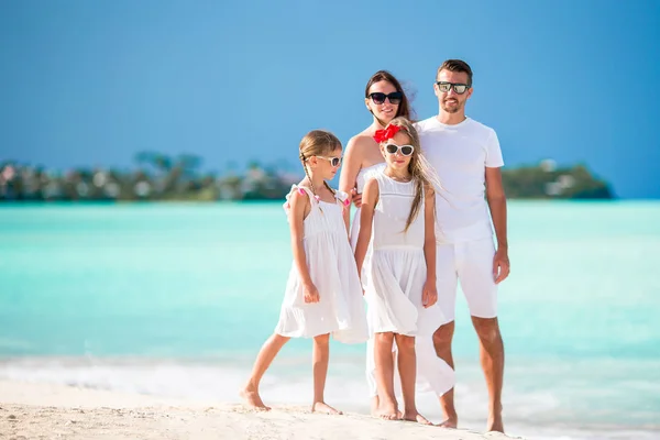 Dört yaz tatilde plajda aile — Stok fotoğraf