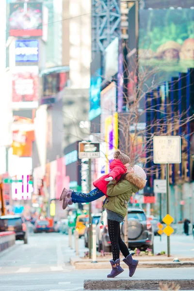 Lycklig mamma och liten flicka på Manhattan, New York City, New York, USA. — Stockfoto