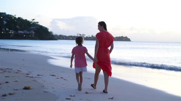 Gyönyörű anya és lánya a Karib-tenger partján. Családi nyaralás a parton. Lassú mozgás — Stock videók