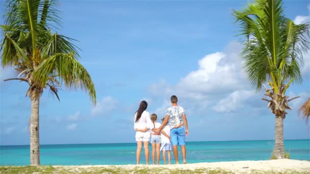 Famille sur la plage en vacances caribéennes . — Video