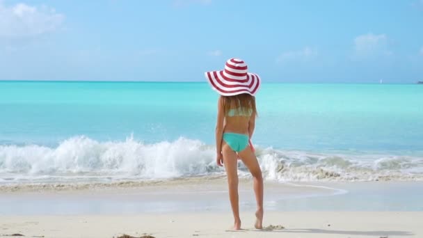 在海滩上戴大帽子的可爱小女孩 — 图库视频影像