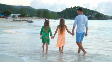 Baba ve plaj tatil tropikal yaz zevk çocuklar. Deniz kenarında yürüyen bir aile. Ağır çekim
