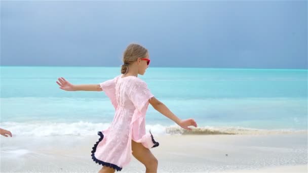 Rozkošná Šťastná Holčička Bílé Pláži Při Západu Slunce — Stock video