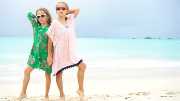 Adorable niña divirtiéndose mucho en la playa tropical jugando juntos — Vídeos de Stock