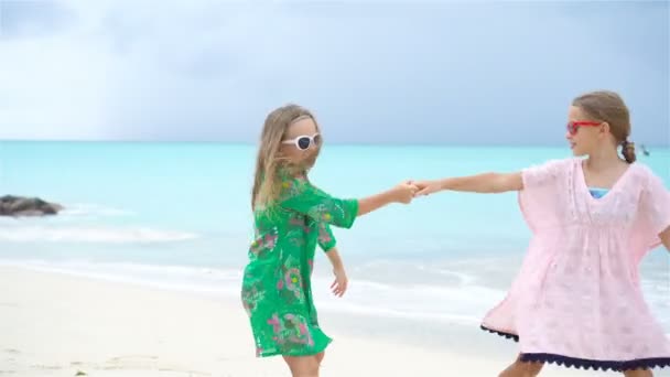 Schattig klein meisje met veel plezier op het tropische strand samen spelen — Stockvideo