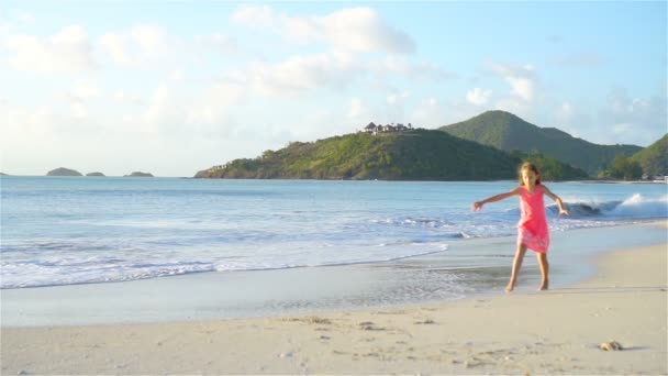 Bedårande liten flicka på stranden att ha kul. Slow Motion — Stockvideo