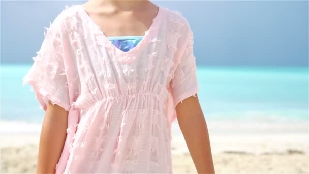 Adorable petite fille sur la plage en vacances caribéennes. MOTION DE LENT — Video