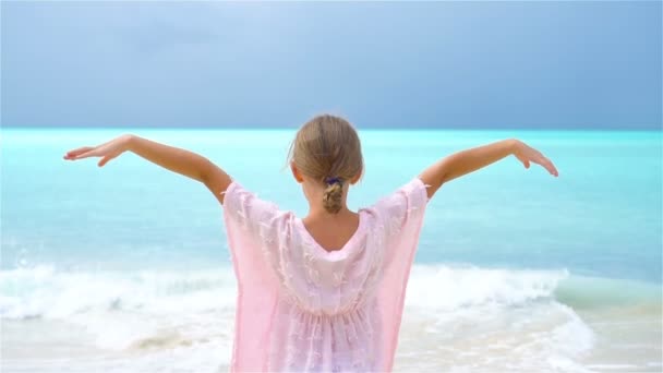 Чарівна маленька дівчинка на пляжі на карибських канікулах. СЛЮТ Мочіон — стокове відео