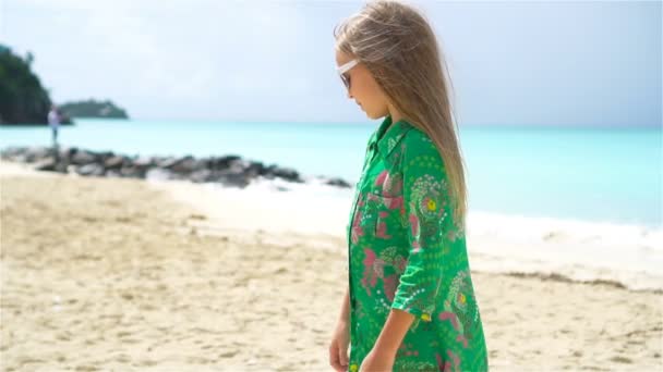 Rozkošná holčička na pláži. Šťastné dítě si letní dovolenou — Stock video