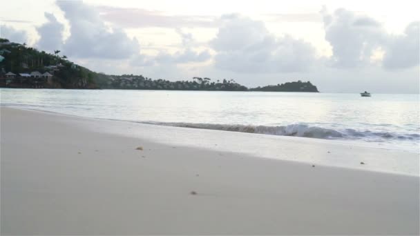 Verbazingwekkende mooie zonsondergang op een exotisch kariboenstrand — Stockvideo