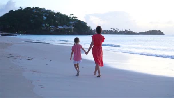 Mooie moeder en dochter op Caribisch strand. Familie op strandvakantie. SLOW MOTION — Stockvideo