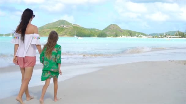 Bella madre e figlia sulla spiaggia caraibica. Famiglia in vacanza al mare. SLOW MOTION — Video Stock