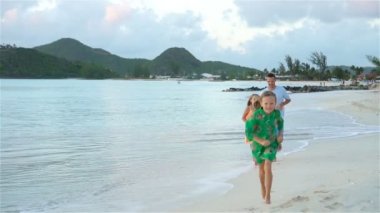 Baba ve plaj tatil tropikal yaz zevk çocuklar. Deniz kenarında yürüyüş aile.