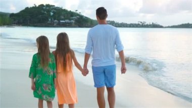Baba ve plaj tatil tropikal yaz zevk çocuklar. Deniz kenarında yürüyen bir aile. Ağır çekim