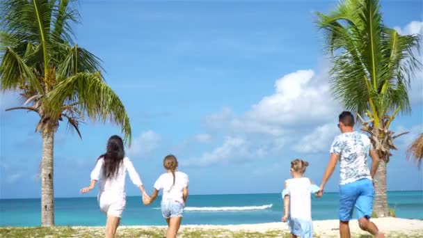 Familia en la playa en vacaciones caribeñas divertirse — Vídeos de Stock