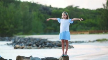 Sevimli küçük kız vahşi egzotik plaj tropikal Karayip Adası'nda