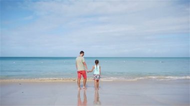 Aile tropikal plaj tropikal Carlisle defne plaj beyaz kum ve turkuaz okyanus su Antigua Island Karayipler ile birlikte yürüme.