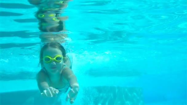 Adorable little girl in the swimming pool underwater — Stock Video