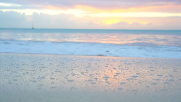 Superbe coucher de soleil sur une plage exotique des Caraïbes — Video