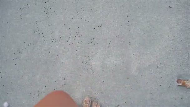 Primer plano de los pies femeninos en la playa de arena blanca — Vídeo de stock