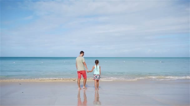 Gyaloglás együtt a trópusi Carlisle bay beach fehér homokos és türkizkék óceán víz a karibi Antigua szigetén, trópusi tengerparton család. — Stock videók