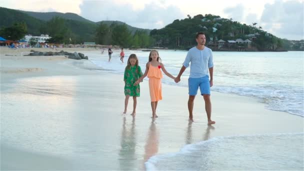 父亲和孩子享受海滩夏天热带假期 — 图库视频影像